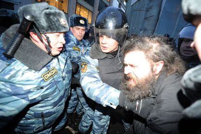 Detención de un activista de Otra Rusia, durante la protesta frente a la comisión electoral central en Moscú.