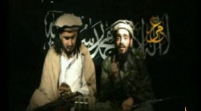 Imagen del video emitido por  Al Yazira en el que aparece Al Balawi y el lider de los talibanes de Pakistán