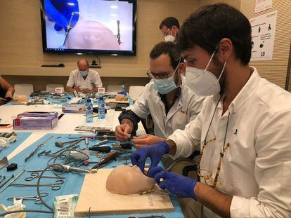 Curso de cirugía maxilofacial en el hospital Sant Joan de Déu, en el que los estudiantes efectúan una operación con réplicas de órganos reales elaborados con tecnología 3D.