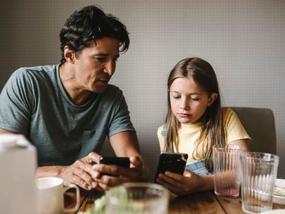 Un informe del Observatorio Nacional de Tecnología y Sociedad advierte de los riesgos en línea a los que se enfrentan los adolescentes al utilizar dispositivos conectados.