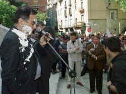 barcelona,s/n -recibida por e-mail- 13/5/00 Joaquim Nadal, alcalde de Girona,l trás ser agredido con una tarta de nata en la cara, propinada por un miembro del colectivo okupa en la inauguración de la exposición de flores de Girona. foto: DAVID ESTANY/DI