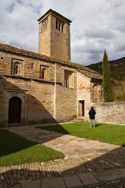 La iglesia de San Pedro de Lárrade.