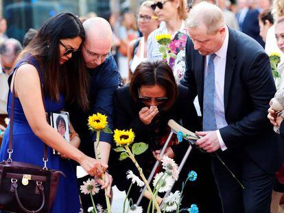 Familiares de las víctimas del 17 A depositan flores este viernes en el mosaico de Joan Miró de La Rambla. En vídeo, los representantes políticos realizan la ofrenda floral, también en La Rambla.