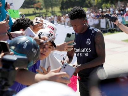 Vinicius firma autógrafos a los aficionados en la concentración del Real Madrid en Los Ángeles.