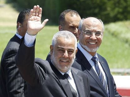 Abdelilá Benkirán saluda en una imagen de 2019, cuando ejercía de jefe del Gobierno en Marruecos, junto a su entonces homólogo tunecino, Hamadi Jebali.