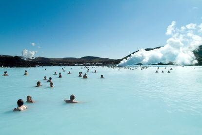 A remojo y calentitos (la temperatura del agua ronda los 40ºC), los bañistas de la Laguna Azul contemplan además del paisaje volcánico que les rodea el paisaje industrial de la planta geotérmica de Svartsengi. Es un clásico destino de excursión desde la cercana Reikivik, a unos 50 kilómetros, y una de las visitas estrellas al suroeste de Islandia.
