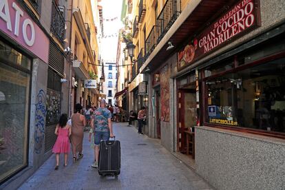 Una familia camina por el centro de Madrid, este jueves.