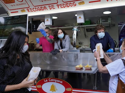 Ayuso y Almeida entregan bocadillos de calamares, durante la clausura del hospital de Ifema.