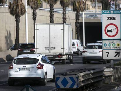 Vehicles circulant per la zona de baixes emissions a Barcelona.