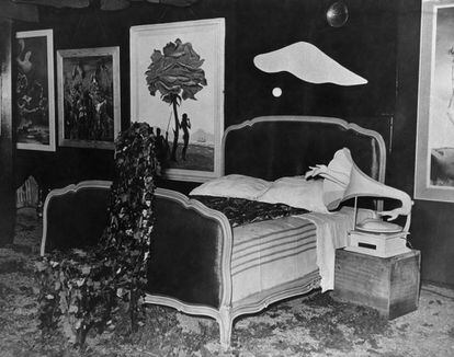La habitació del malson, tal com la va dissenyar Dalí. A la dreta del llit, el fonògraf d'Óscar Domínguez.