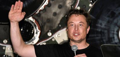 Elon Musk se dirige a los empleados de SpaceX al anunciar, en septiembre, el primer vuelo privado a la órbita lunar.
