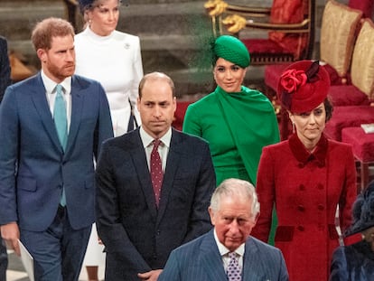 Enrique de Inglaterra, su hermano Guillermo, Meghan Markle, el rey Carlos III y Kate Middleton, en el último acto oficial de los duques de Sussex, en marzo de 2020.