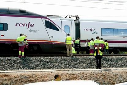 Trabajadores de Renfe revisan el 'bogie' del tren Avant descarrilado en Calatayud