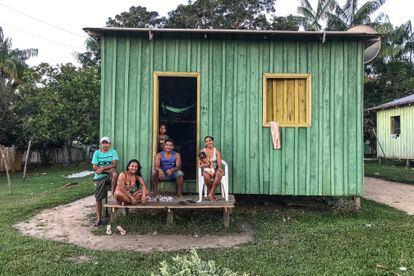 Vecinos de la aldea de Punã ante su vivienda, la semana pasada.