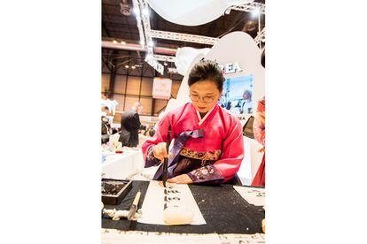En el expositor de Corea del Sur los visitantes pueden llevarse su nombre escrito en lengua coreana sobre un lienzo de hanji, papel tradicional elaborado a mano y extraido de la corteza del dak, nombre que recibe una morera en el país asiático.