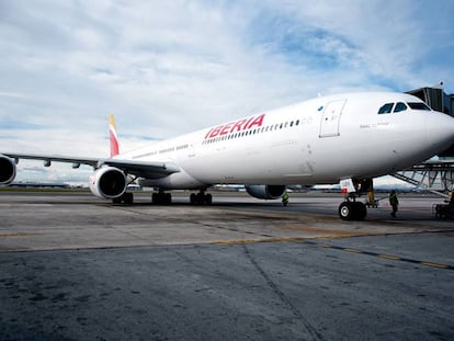 Avi&oacute;n A340 de Iberia en el aeropuerto de Madrid-Barajas.