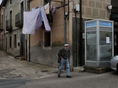 Un hombre en el municipio de Alcañices, en Zamora, en una foto de archivo.