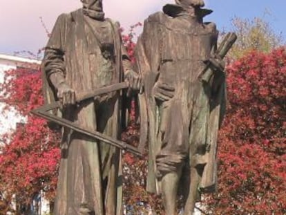 Monumento a Tycho Brahe y Johannes Kepler en Praga (República Checa).