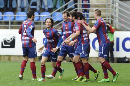 Los jugadores del Eibar celebran un gol en Ipur&uacute;a