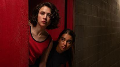 Margaret Qualley y Geraldine Viswanathan, en 'Dos chicas a la fuga'.