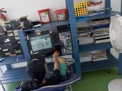 Un adolescente accede a internet para comunicarse con su familia en la casa de menores YMCA de Tijuana (México), en una foto de archivo.