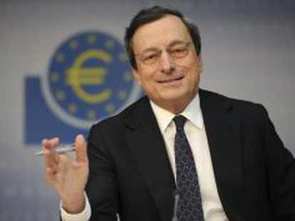 El presidente del Banco Central Europeo (BCE), Mario Draghi, ofrece una rueda de prensa en Fr&aacute;ncfort, Alemania, el 6 de junio de 2012. 