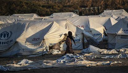 Una mujer camina por el nuevo campo de refugiados de Kara Tepe en la isla de Lesbos. Unos 200 refugiados e inmigrantes, en su mayoría familias, ya han entrado en el campamento después de que se les examinara para detectar el virus covid-19. Otros 12 han dado positivo y han sido aislados. 