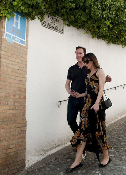 El primer ministro británico, David Cameron, y su esposa Samantha pasean por el barrio del Realejo en Granada. La pareja está de vacaciones en España para celebrar el 40 cumpleaños de la primera dama británica.