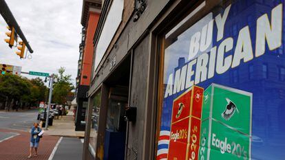 Un cartel dice "compra productos americanos" en una tienda de Pensilvania en 2020.