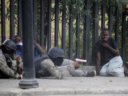 Un grupo de oficiales ataca un cuartel en exigencia de mejores condiciones laborales y las autoridades hablan de “una situación de guerra”