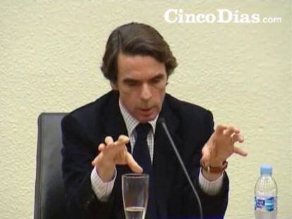 Aznar, increpado por estudiantes en Oviedo