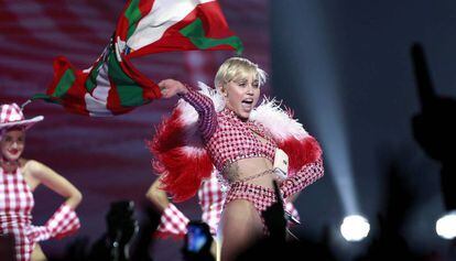 Miley Cyrus en un concert a Barcelona el 2014.