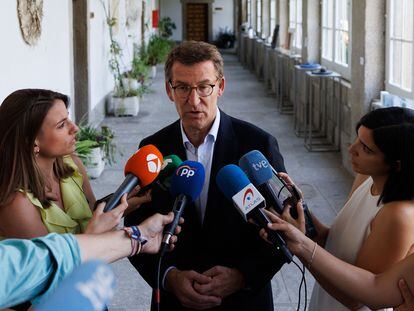 El presidente del PP, Alberto Núñez Feijóo, atiende este viernes a los medios de comunicación en los Cursos de Verano del PP en San Lorenzo de Escorial.