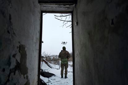 Un soldado ucranio controla un dron cerca del frente de Avdiika, en la región de Donetsk, el 17 de febrero. 
