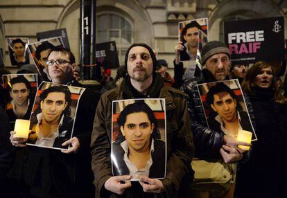 Activistas de Amnistía Internacional se manifiestan en apoyo al bloguero Badawi en Londres en 2015.