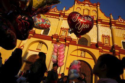 Ambiente el día de los enamorados (14 de febrero) frente a la Catedral de San Cristóbal de las Casas, México.