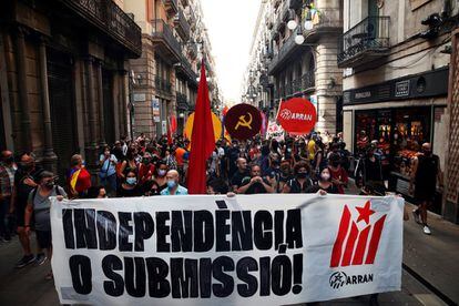 La organización juvenil Arran encabeza una manifestación por la Diada hasta la plaza Comercial de Barcelona, tras el homenaje a Gustau Muñoz con motivo del 43 aniversario de su muerte.