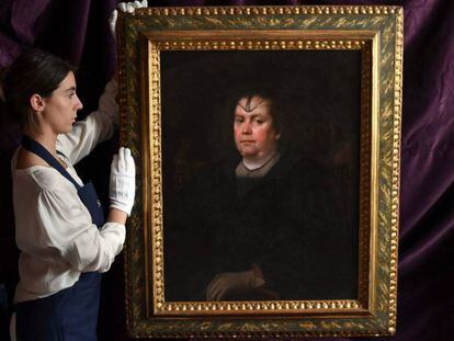 Una empleada de Sotheby’s muestra el retrato de Olimpia Pamphili de Velázquez.