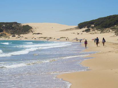 Las 10 playas kilométricas más bonitas de España, según los lectores de ‘El Viajero’