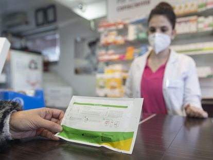 Una mujer con un test de antígenos en la farmacia Las Gemelas, el pasado 10 de enero, en Madrid.