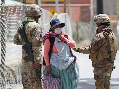 Militares bolivianos, durante una patrulla este jueves en El Alto.