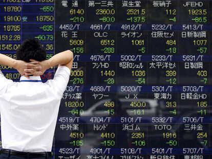 Los mercados de valores del Sudeste Asiático comenzaron la jornada con fuertes pérdidas en todos los parqués, encabezadas por Filipinas e Indonesia, lastradas por las caídas de las bolsas de China. En la imagen, un panel de cotización en Tokio (Japón) este lunes.