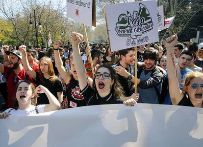 Un grupo de estudiantes se manifiestan para exigir la derogación de la LOMCE, en Valencia.
