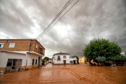 Las calles del pueblo de Buenache de Alarcón, en Cuenca inundadas por los efectos de la dana.