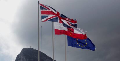 Banderas del Reino Unido, Gibraltar y la UE ondeando sobre el Peñón.