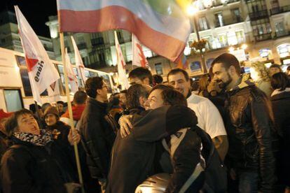 Colectivos de gays y lesbianas celebran la decisión del Tribunal Constitucional en la Puerta del Sol de Madrid.