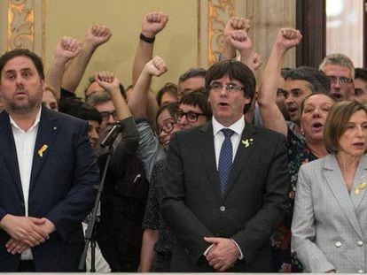 Oriol Junqueras, Carles Puigdemont i Carme Forcadell després d'aprovar-se la declaració d'independència.