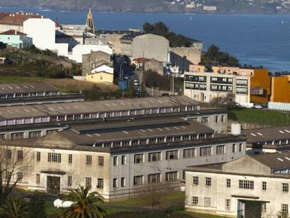 Instalaciones de la ya cerrada F&aacute;brica de Armas junto a la r&iacute;a de A Coru&ntilde;a.