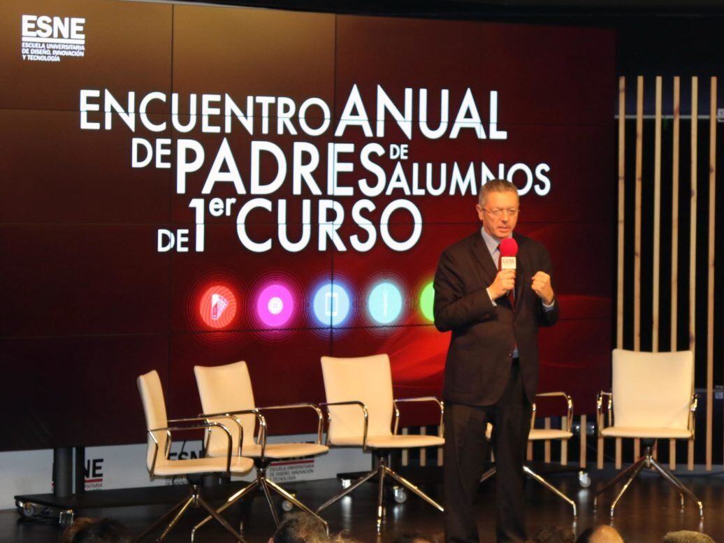 Alberto Ruiz-Gallardón en su intervención en el Encuentro de Padres como Presidente del Consejo Asesor de ESNE  en octubre de 2010.