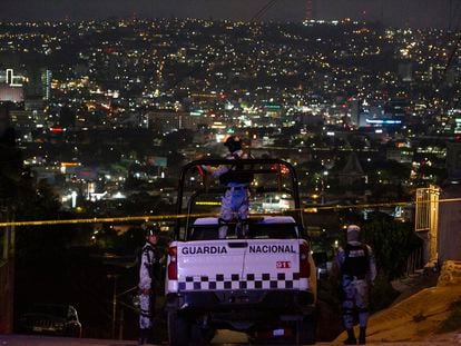 La Guardia Nacional custodia el perímetro durante un homicidio en la Colonia Libertad, en Tijuana, en agosto de 2022.